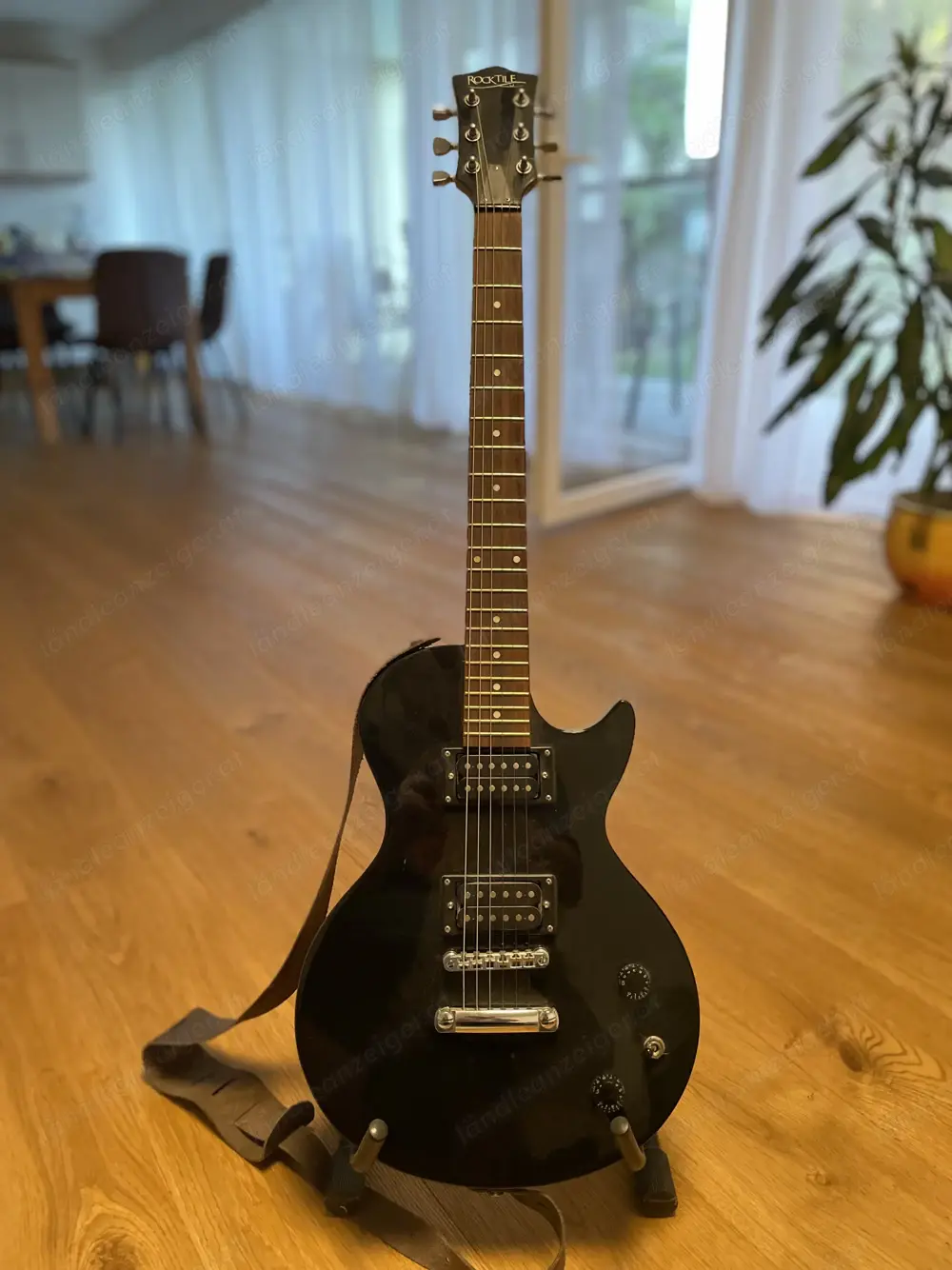 E-Gitarre mit Gurt und Verstärker 