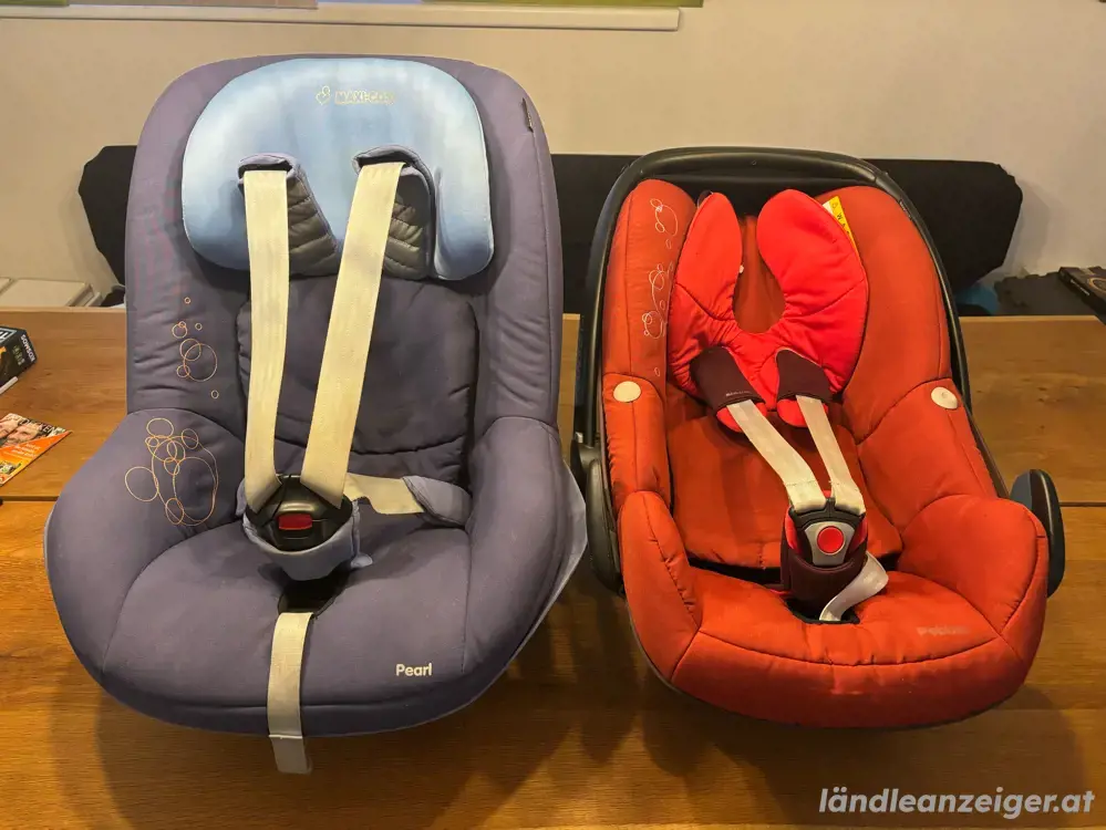 Zwei Maxi-Cosi Kindersitze mit ISOFIX-Station