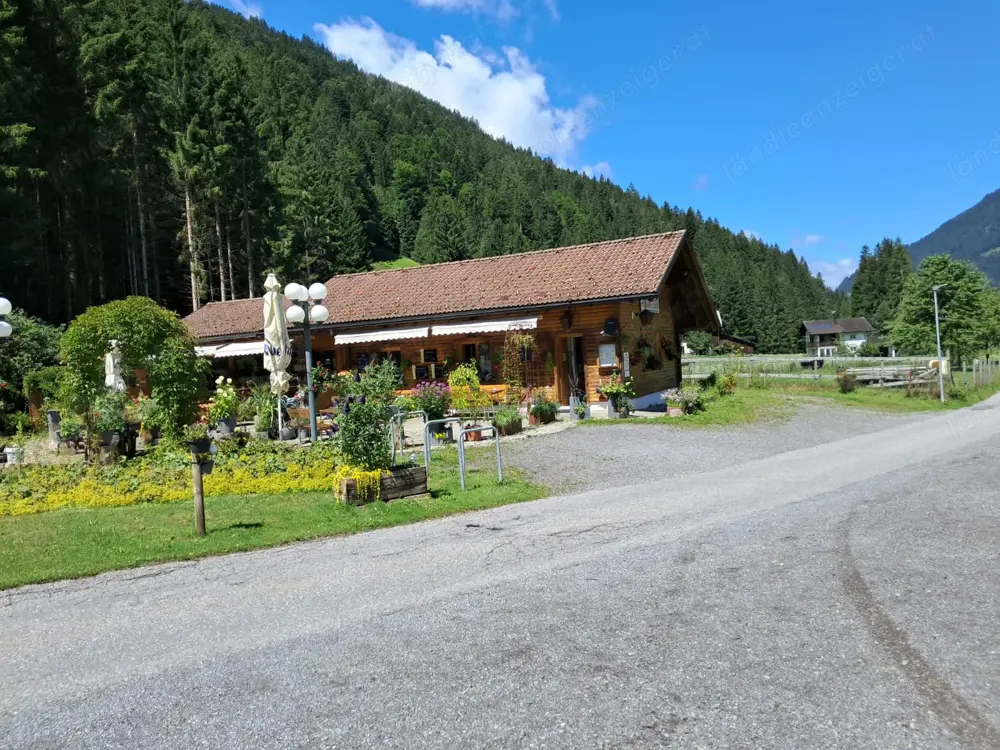 Schönes Restaurant mit großer Terrasse direkt am Waldrand