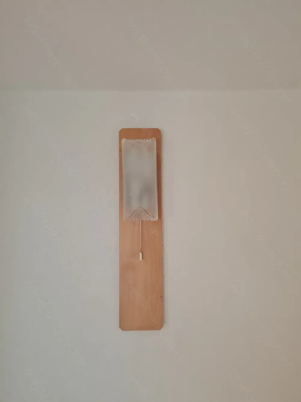 2 Wandleuchten auf Ahornsockel