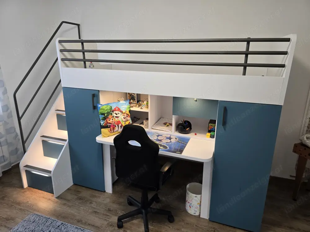 Kinder Etagenbett inkl. Lattenrost mit Schreibtisch u. beleuchteter Treppe