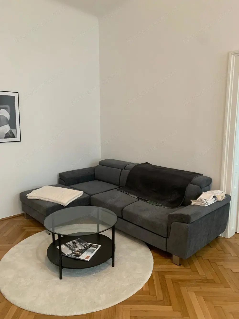 Neuwertiges graues Ecksofa