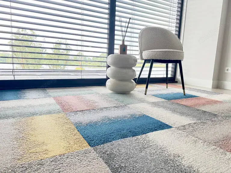 Preiswerte Teppichfliesen-Mischung, solange der Vorrat reicht.