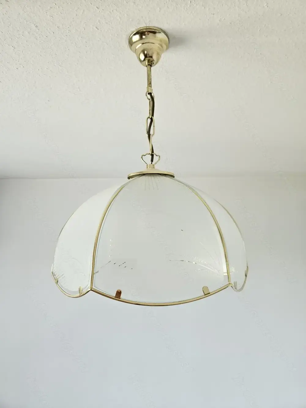 edle Hängelampe mit Glasschirm