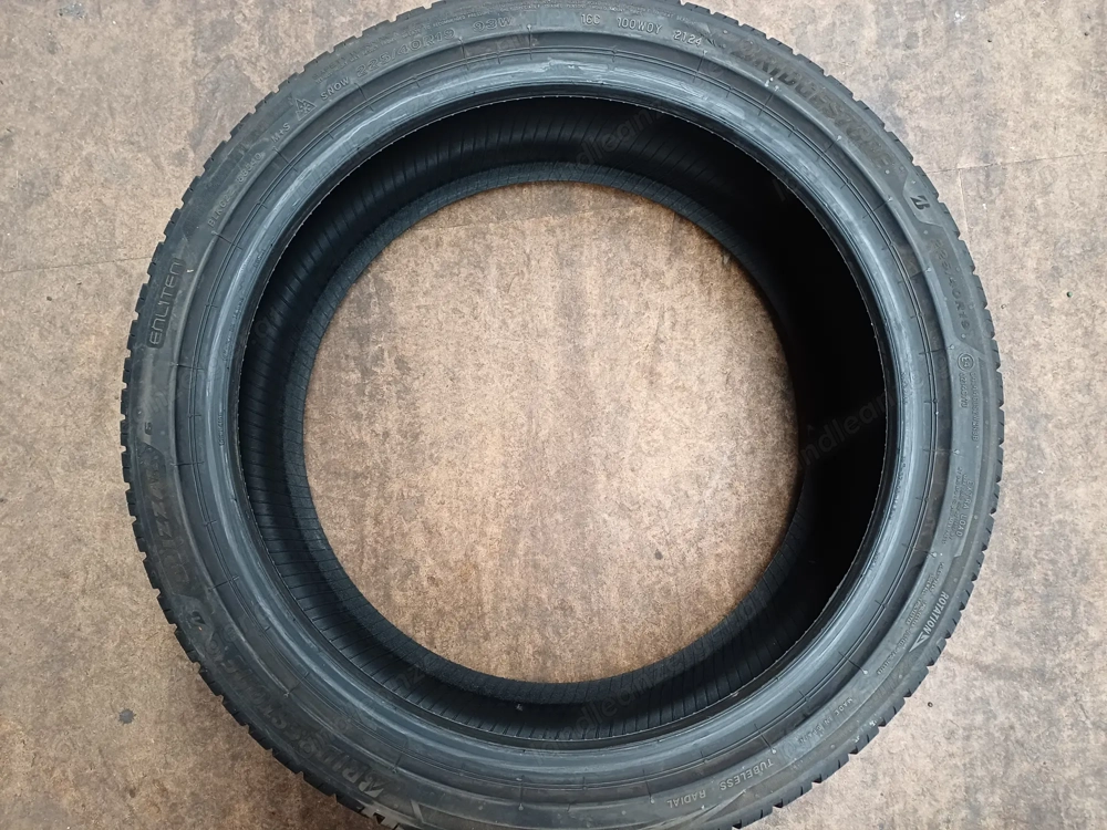 2x Bridgestone Winter 225 40-R19-93W Blzzak-6 7mm DOT22 24