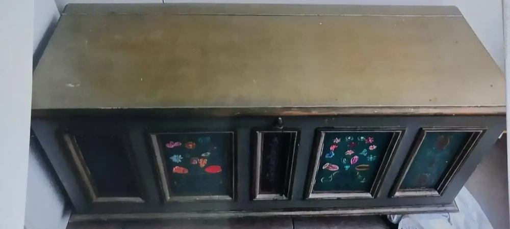 Holztruhe mit Bauernmalerei