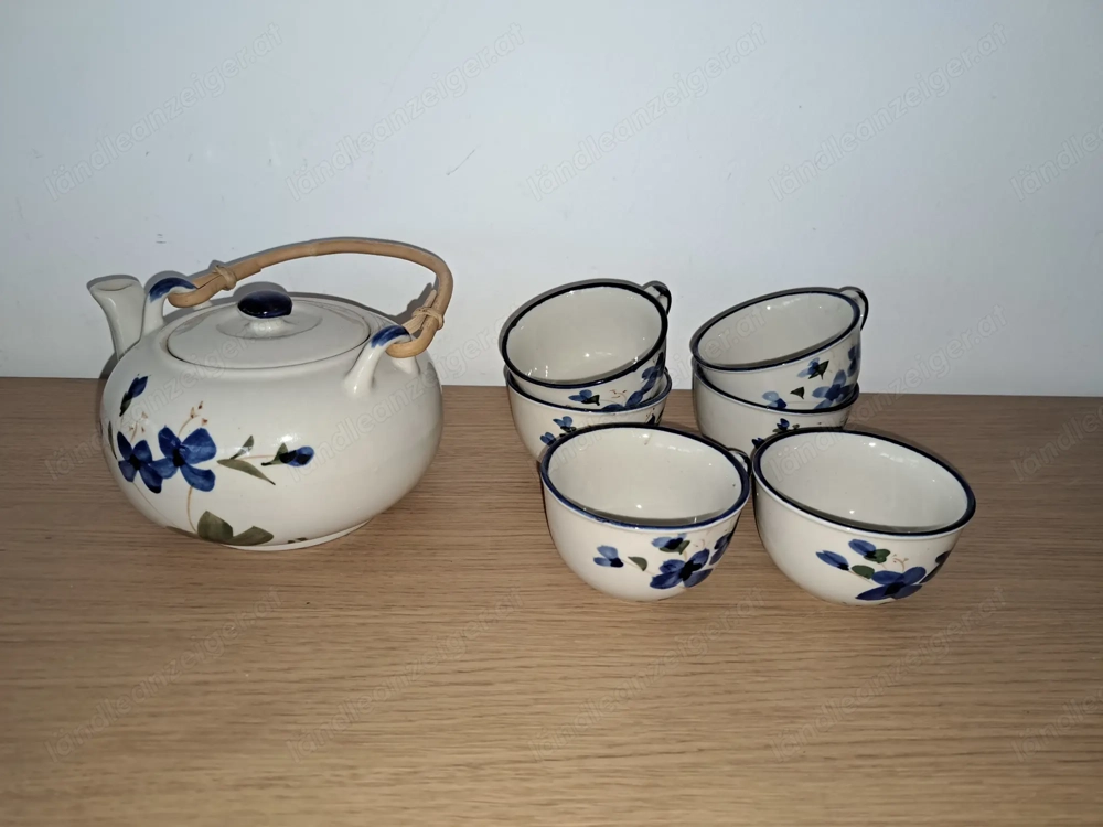 Teekanne und Teetassen