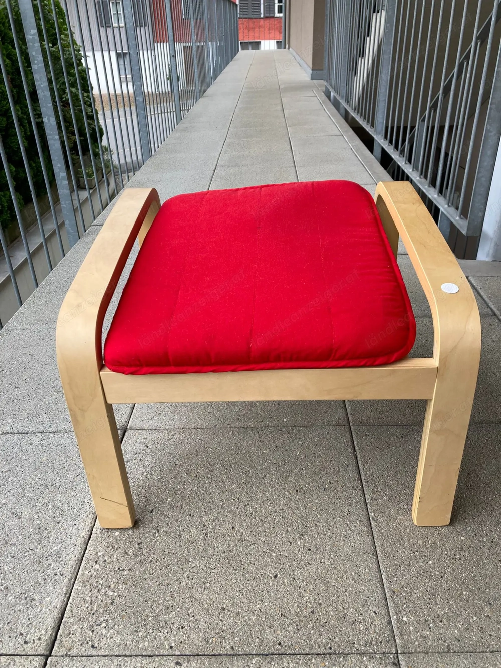 Hocker aus HOLZ, mit rotem Sitzkissten, neuwertig, frisch gereinigt