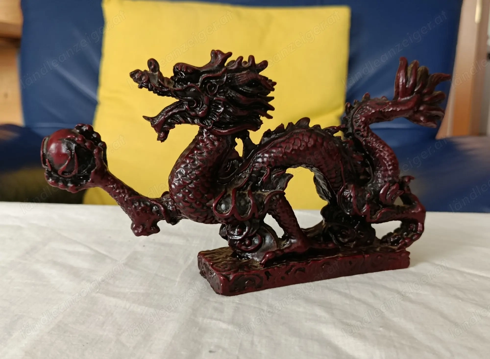 (reserviert) Chinesischer Drache, mit Weisheitskugel, Dunkel-Rot