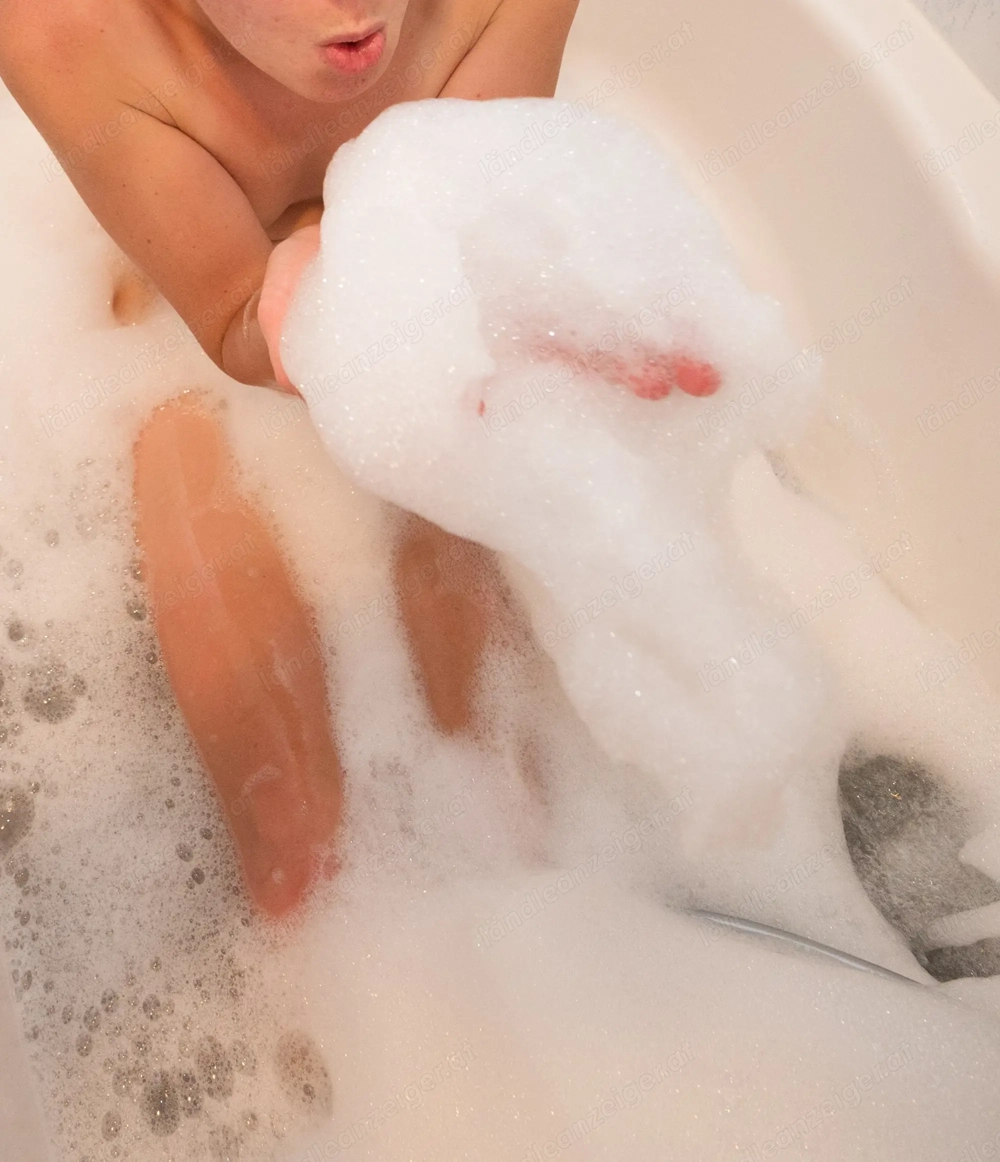 Junge leidenschaftliche Dame verwöhnt dich