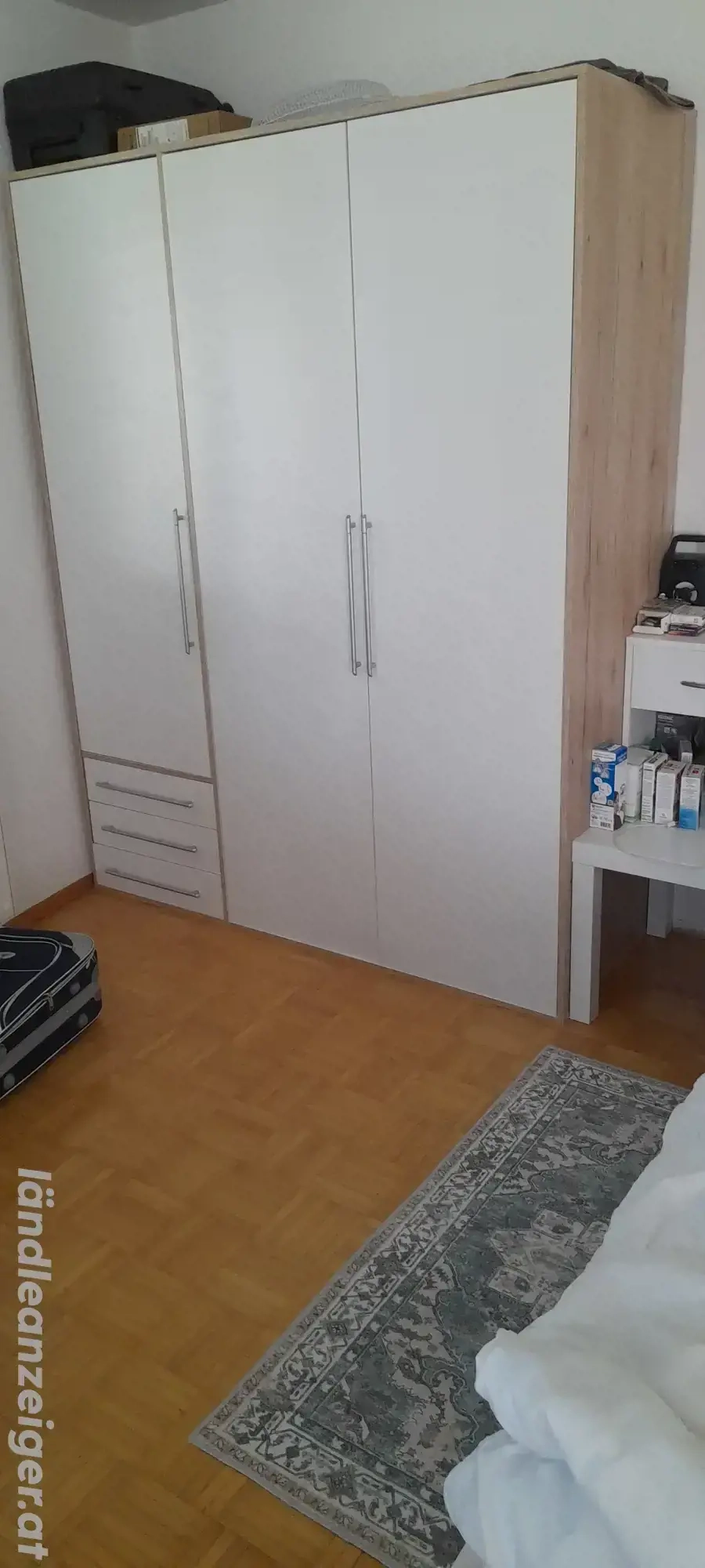 Dreitüriger Kleiderschrank