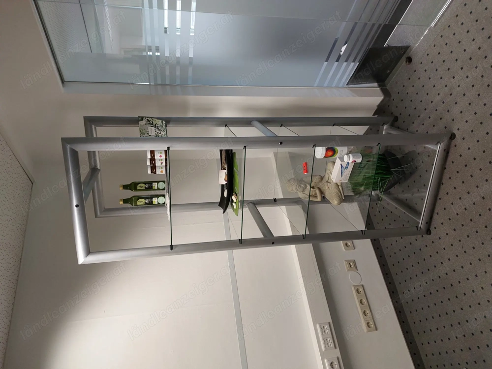 Regal aus Metall mit Glasböden 