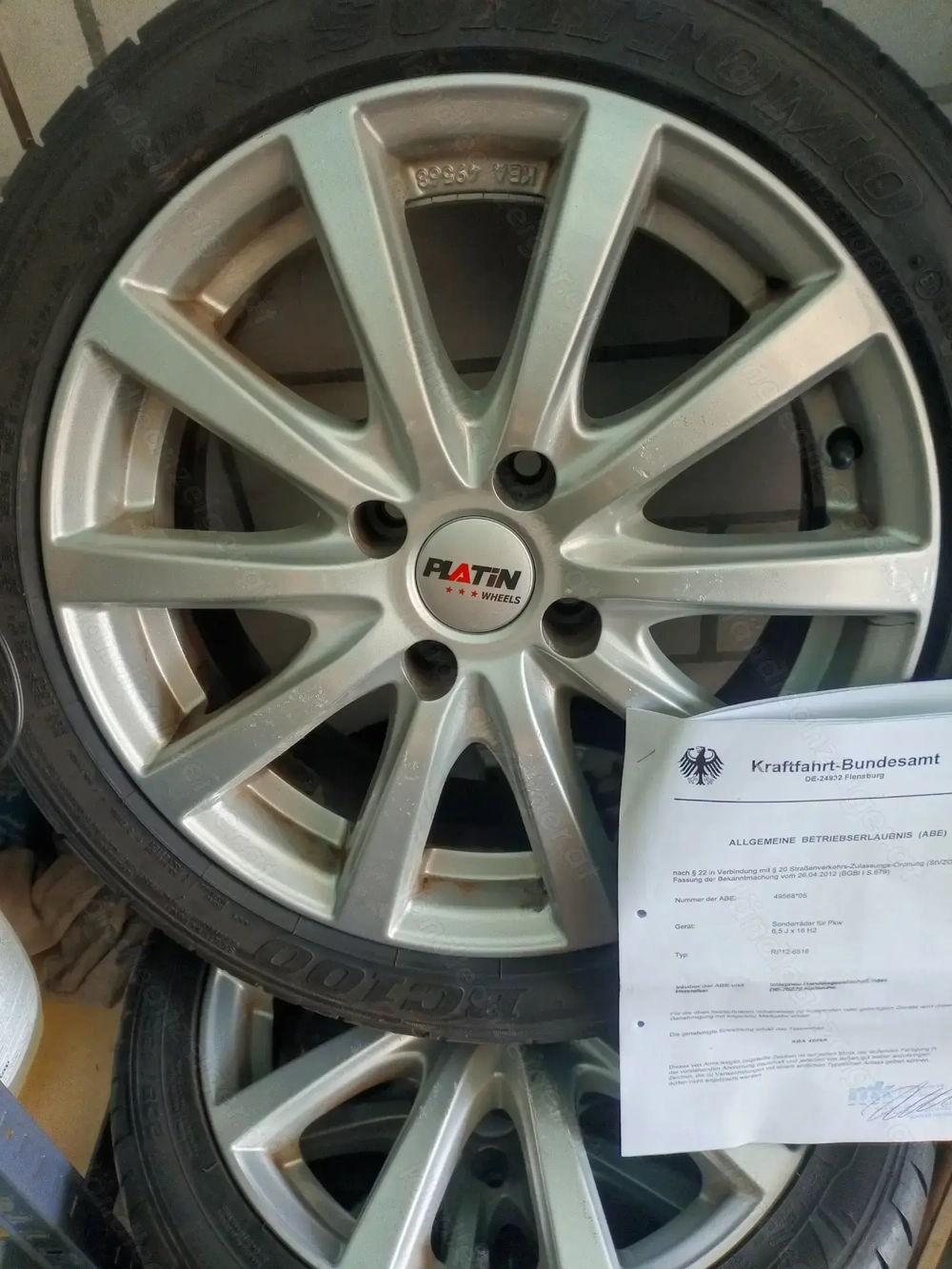 schöne Alufelge mit sehr guten Sommerreifen