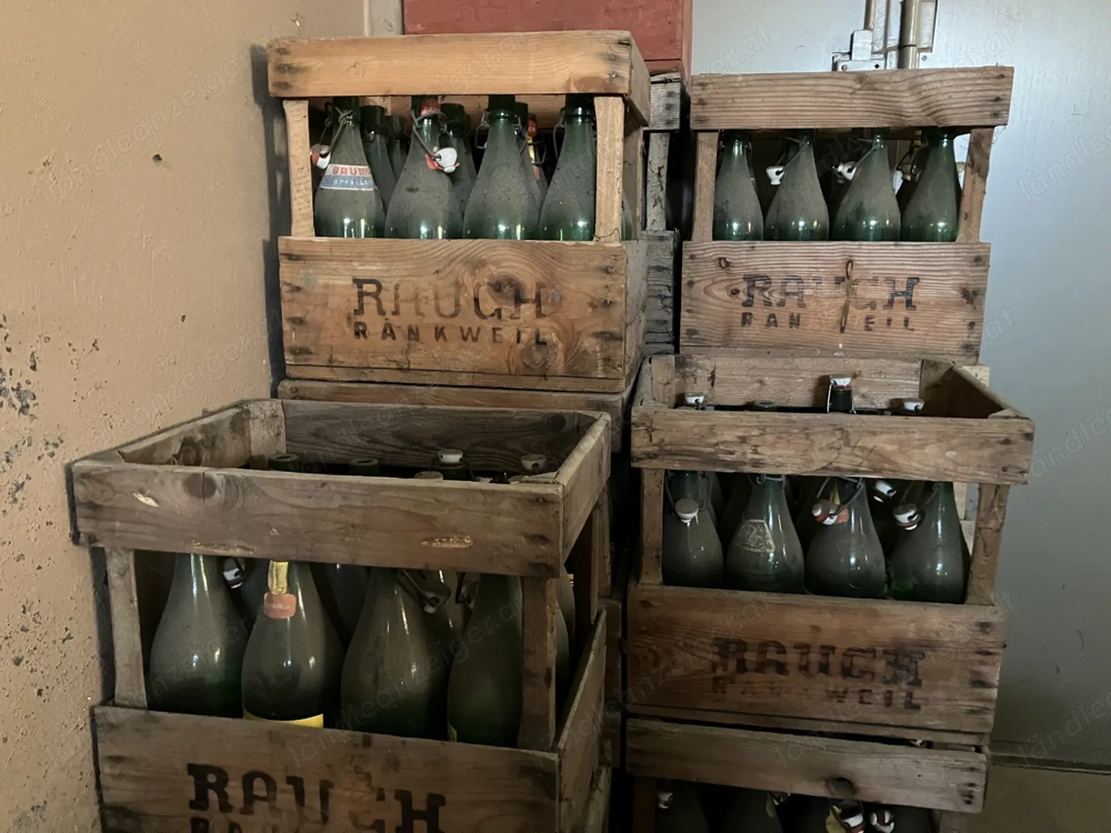 Glasflaschen in alter Holzkiste