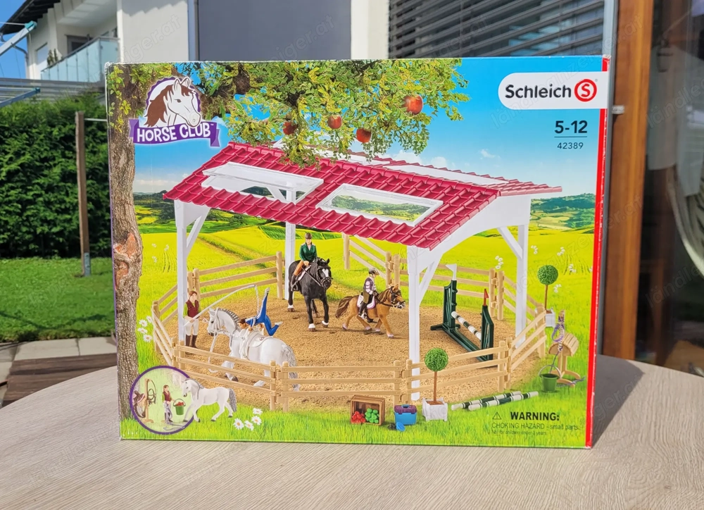 Schleich, Reitschule mit Reiterinnen und Pferden