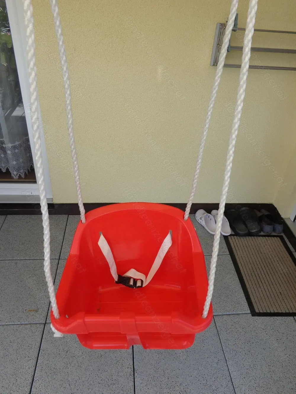 Babyschaukel mit Gurt