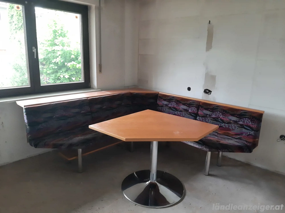 Eckbank mit Tisch