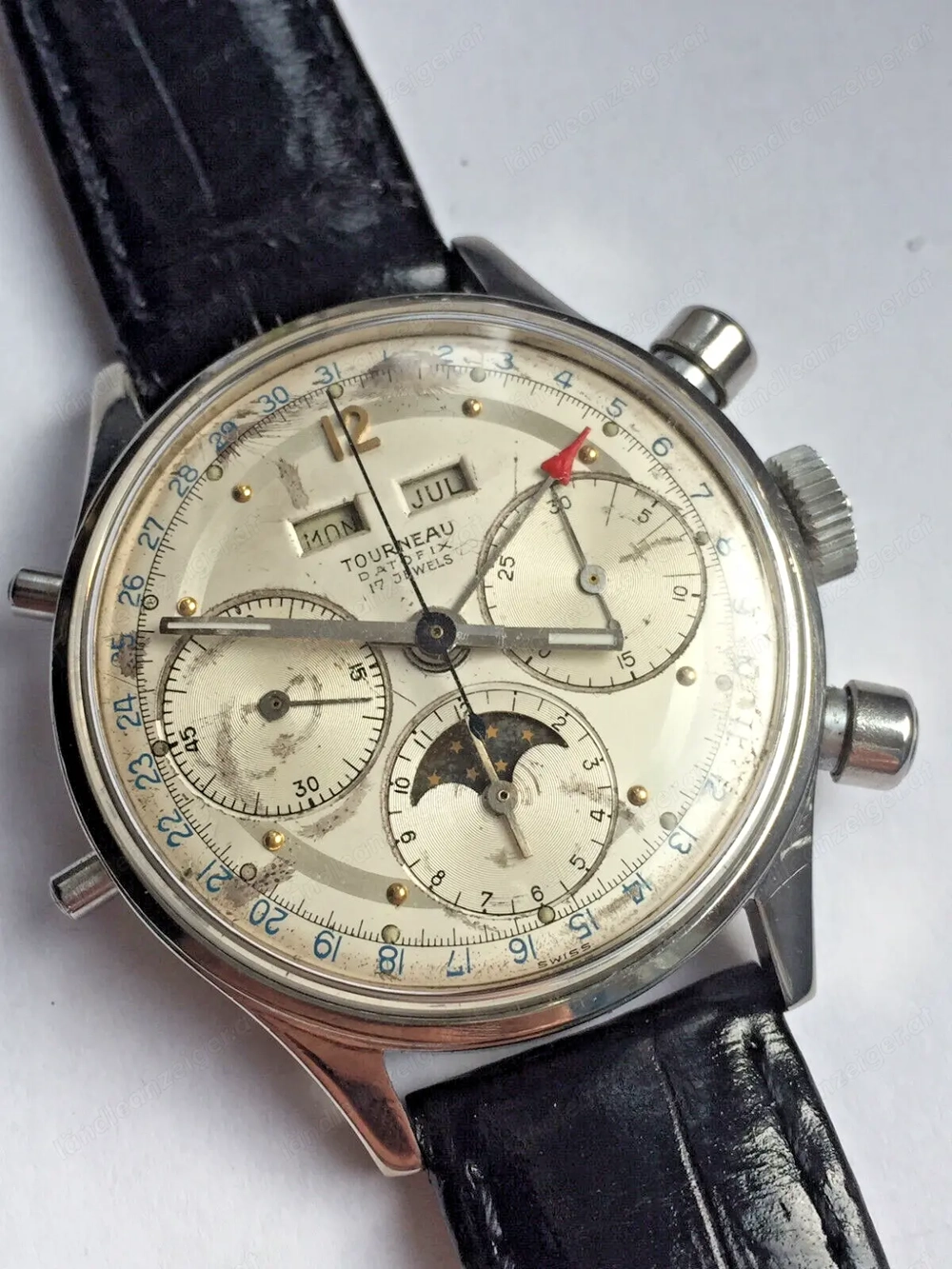 Ein hochwertiges Vintage-Tourneau-Gehäuse mit Dreifachkalender und Mondphase, Valjoux 88 