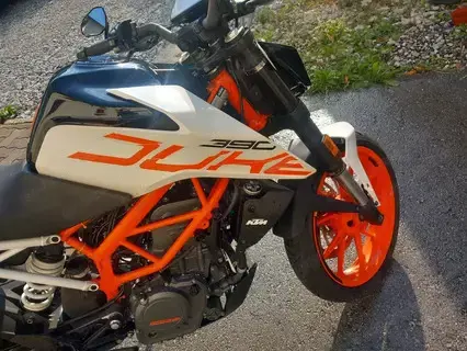 Motorrad KTM Duke 390 mit 44 PS