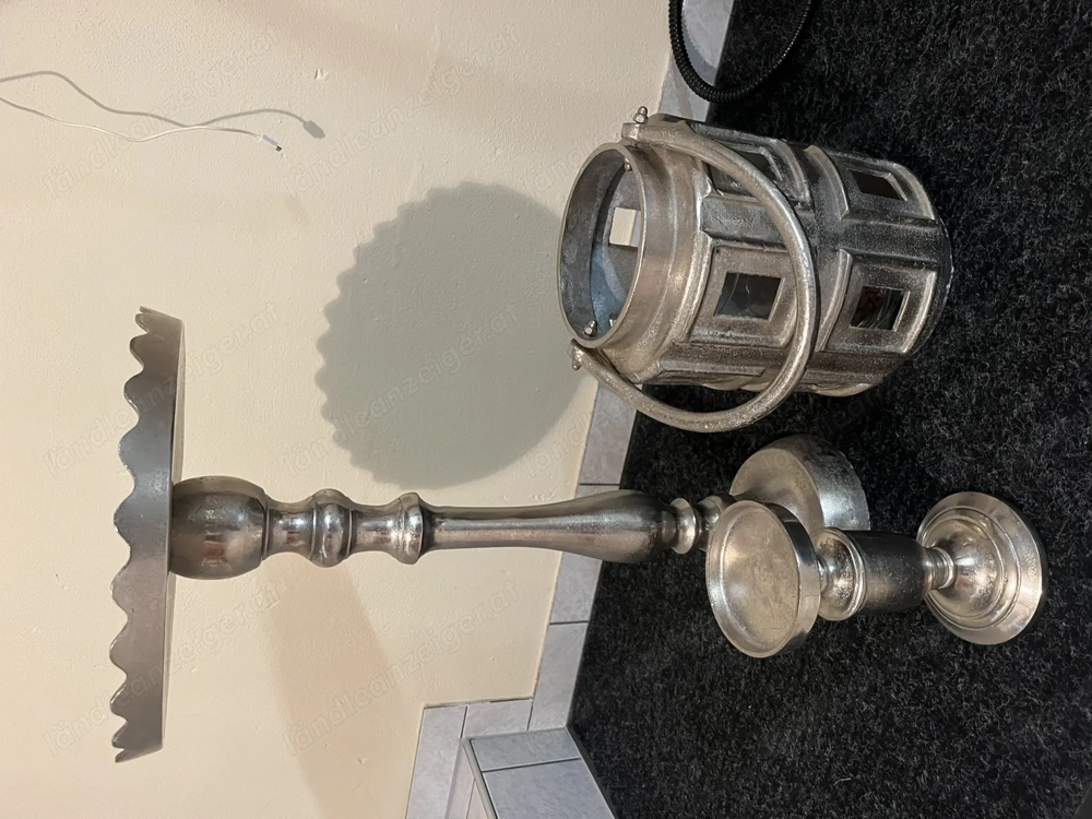 Kerzenständer und Tisch und kerzenkrug