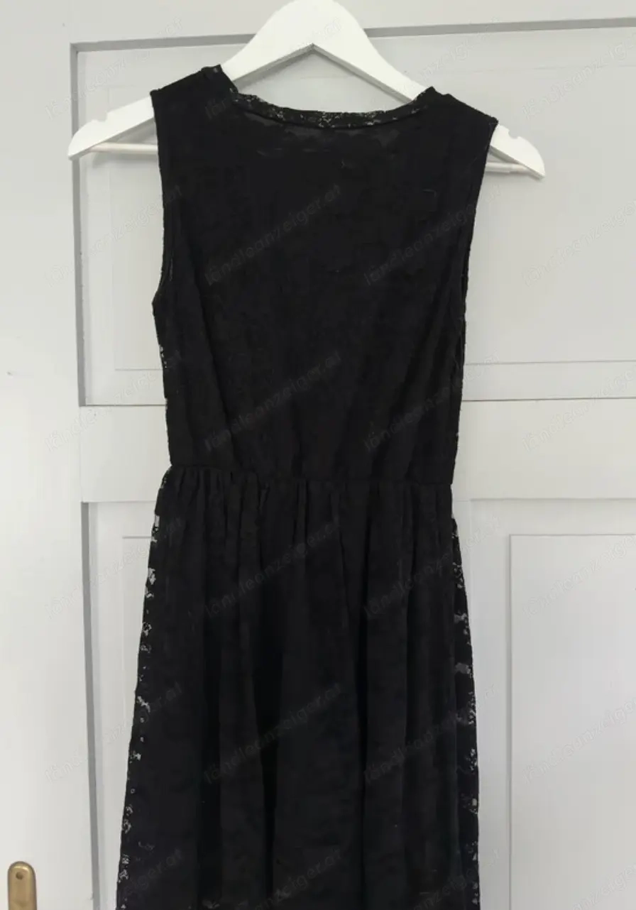 Schwarzes Ballkleid mit Rüschen