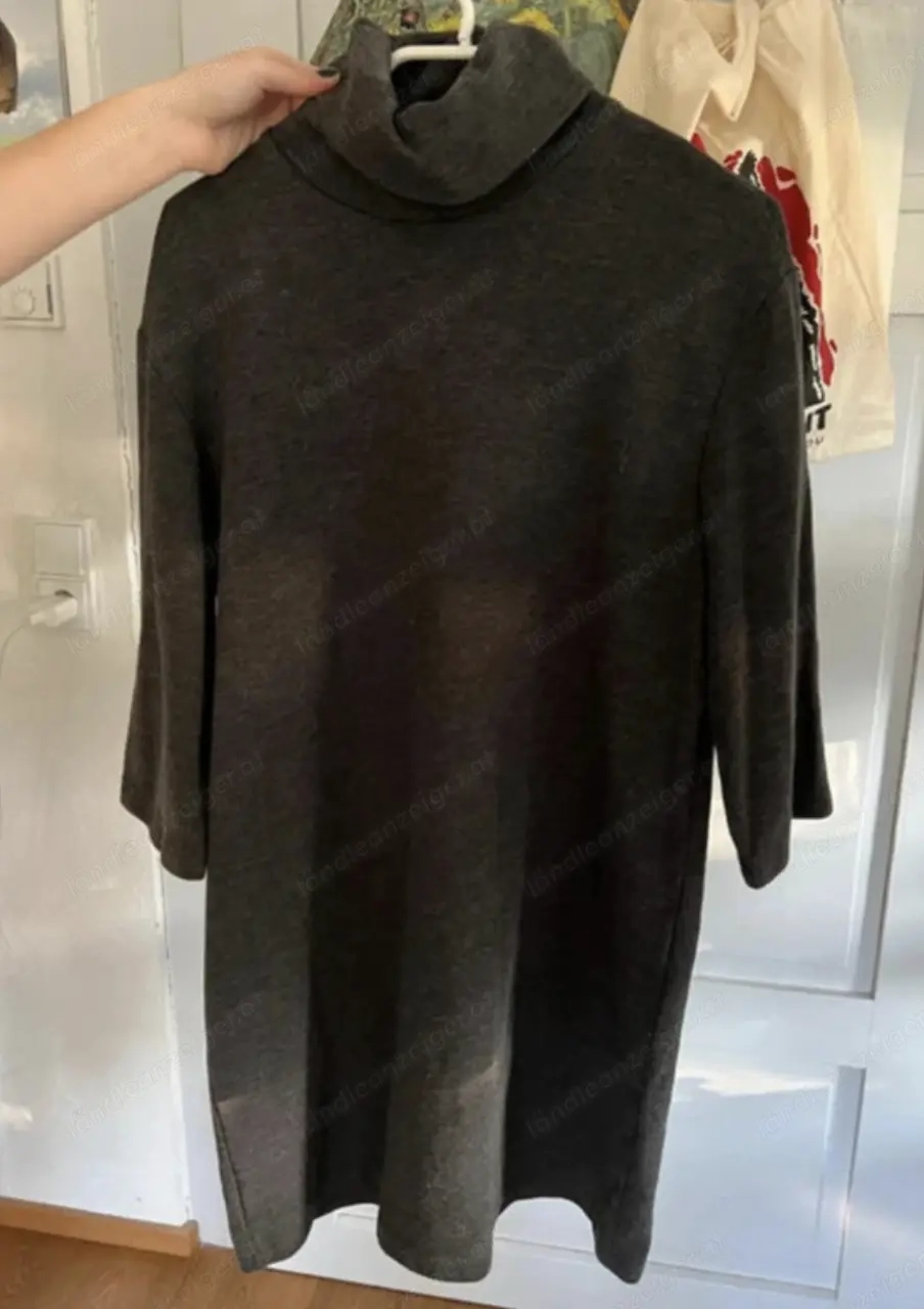 dunkelgraues Rollkragenkleid