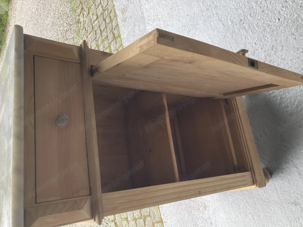 Antikes Nachtkästchen