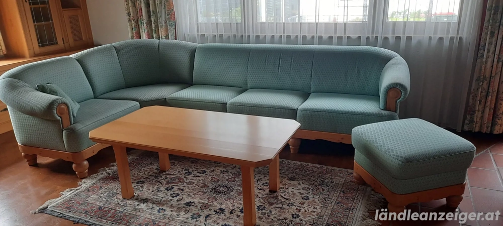 Couch, Hocker und Tisch