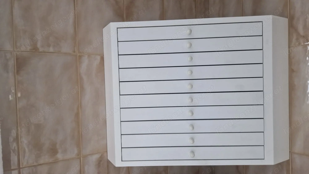 Eckschrank für Schmuck