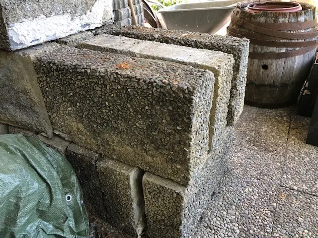 Blockstufen aus Waschbeton zu verschenken