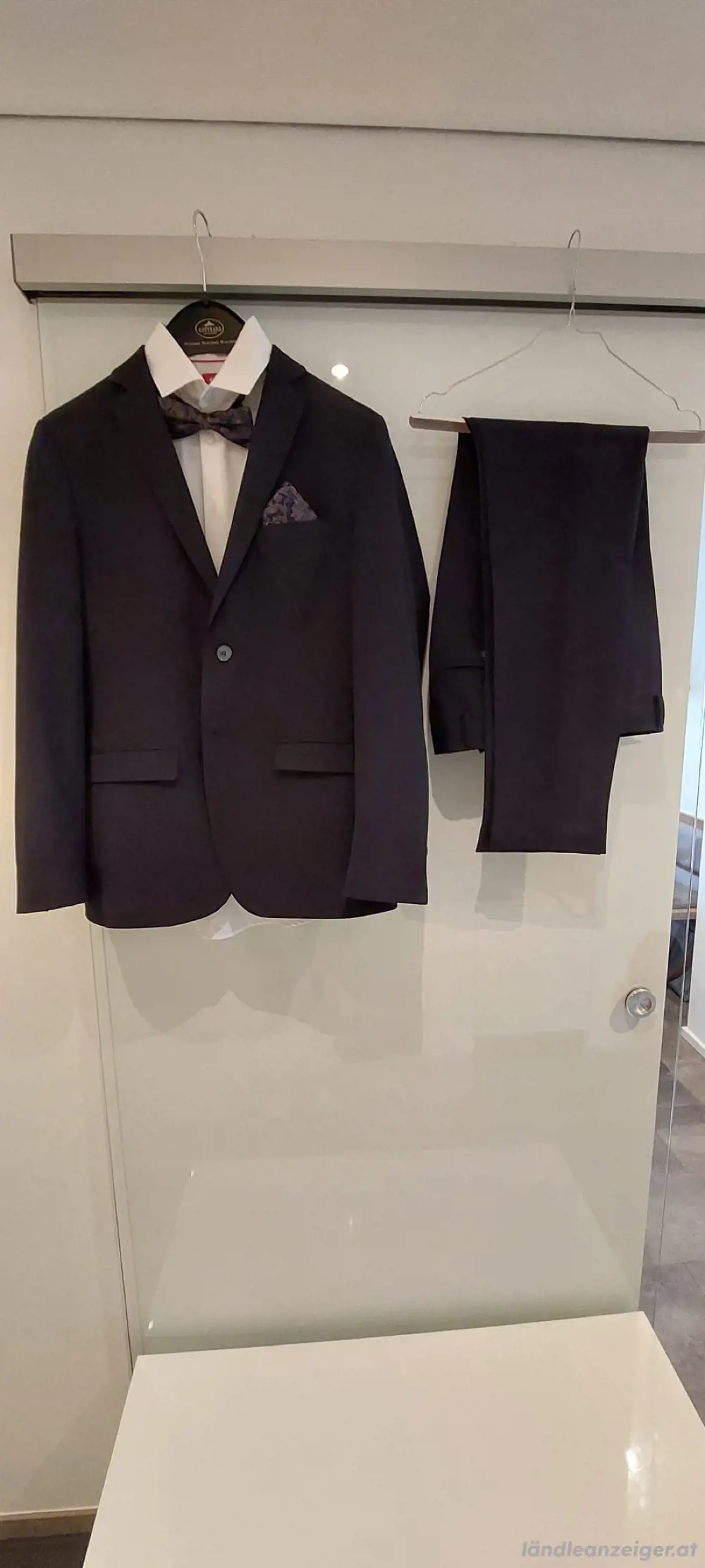 Herren Anzug mit Fliege und Einstecktuch