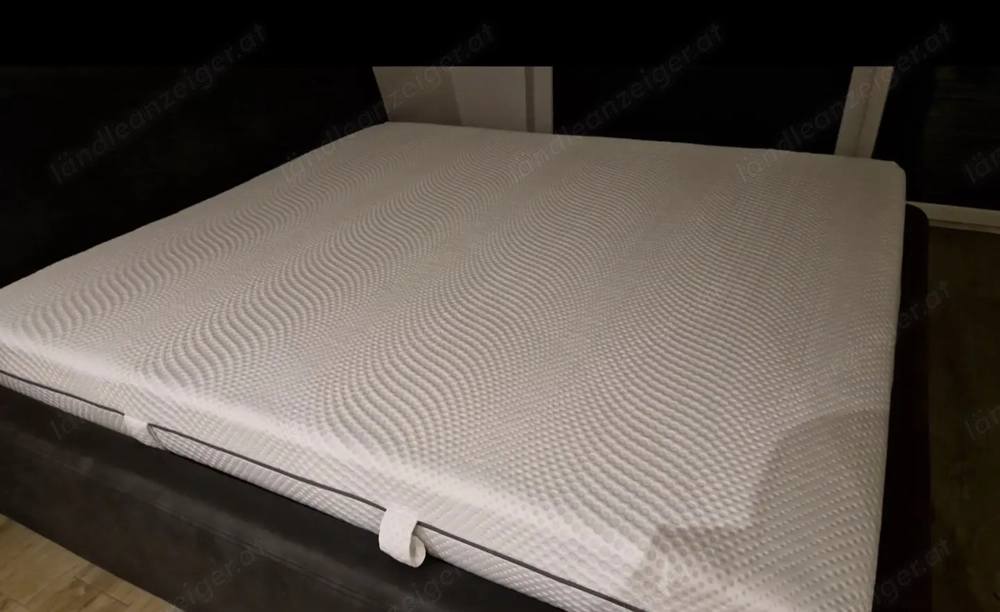 Matratze mit 4 Kissen und 2 Daunenkassettende
