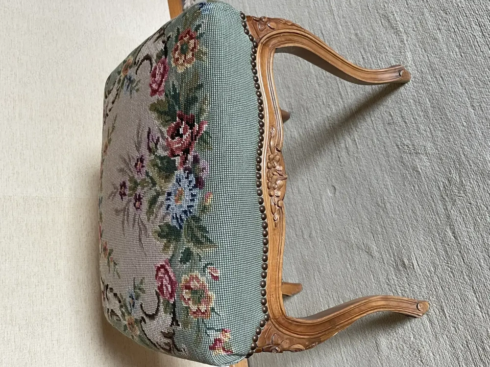 Hocker mit schönem Holzgestell und gestickter Sitzfläche