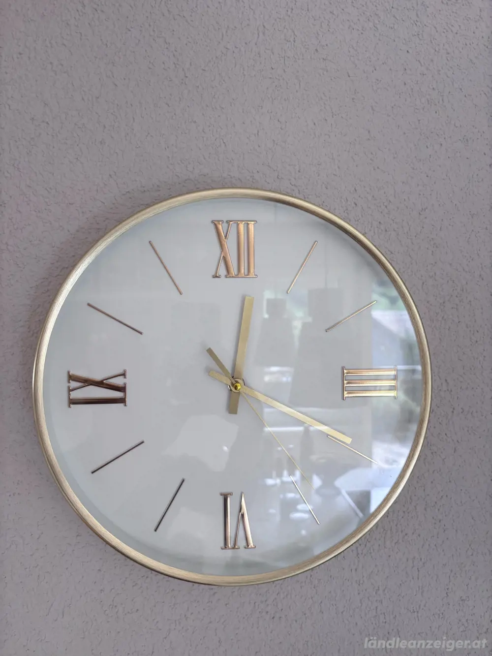 Zeitlos schön: Goldene Wanduhr für Wohnzimmer & Küche
