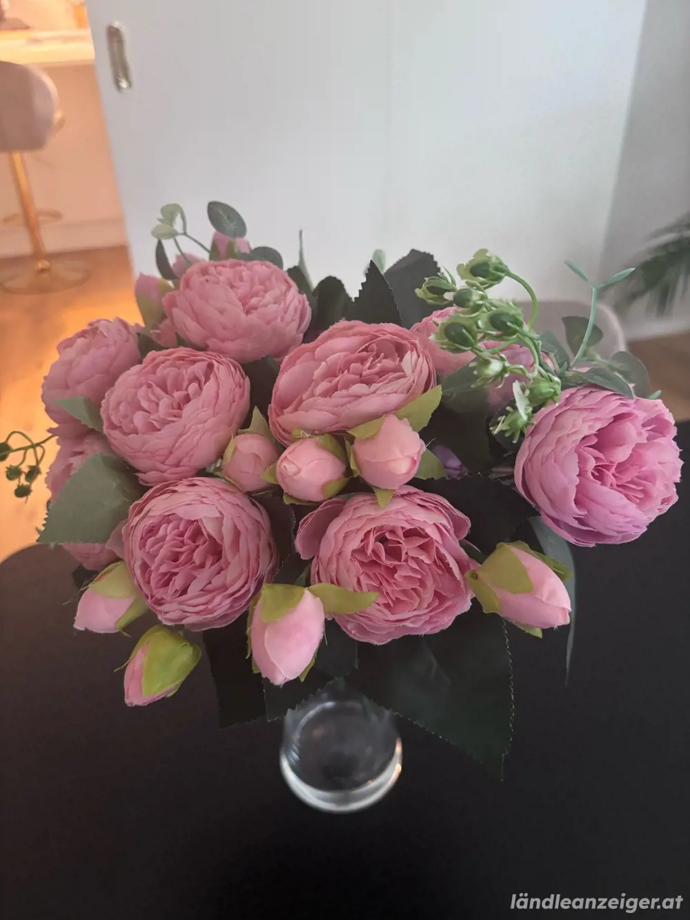 Blumiger Hingucker: Rosa Strauß inkl. Vase