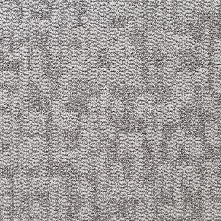 Hellgraue Teppichfliese mit dezentem Muster