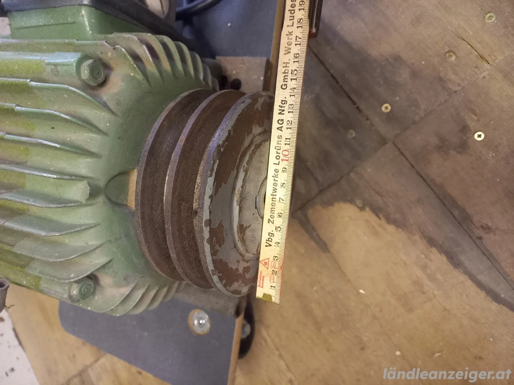 Motor mit Riemenscheibe