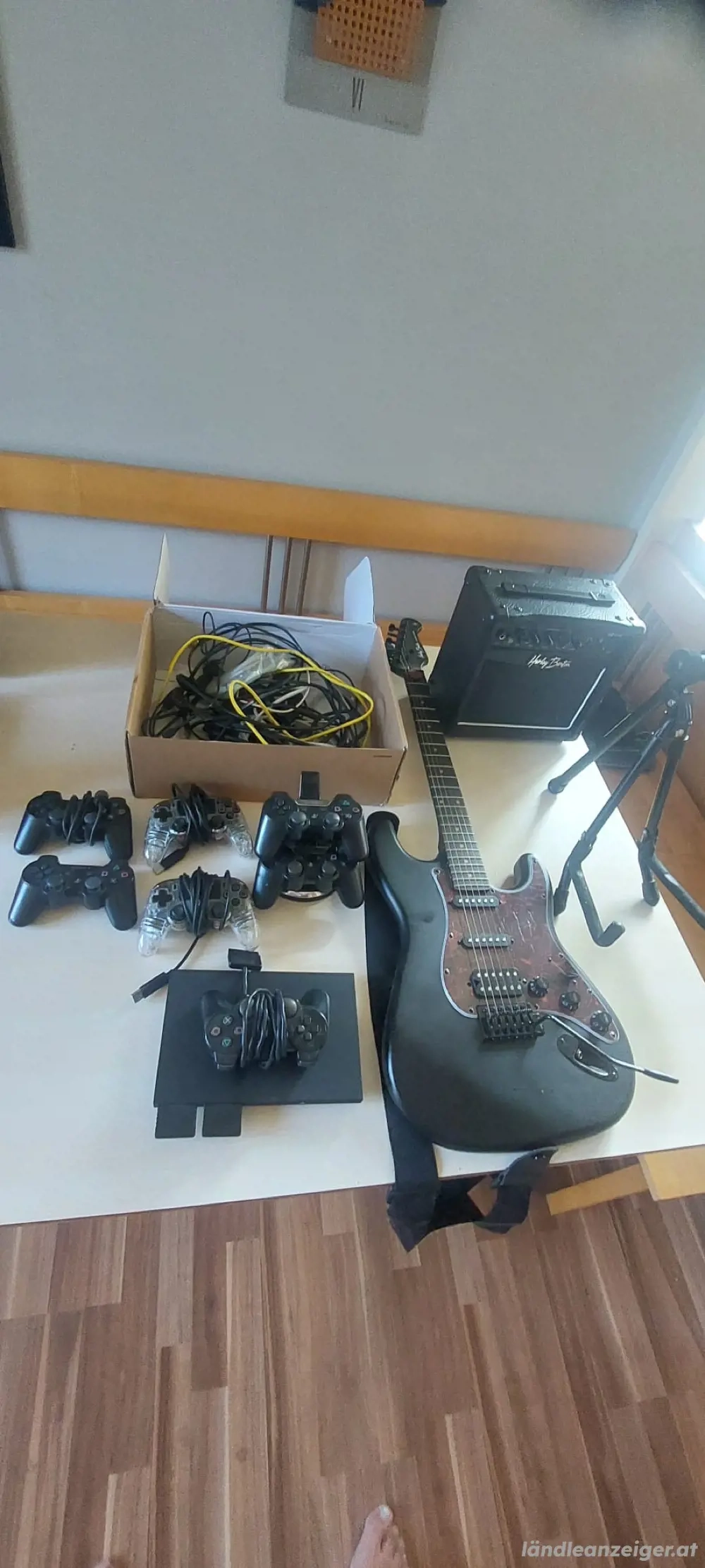 Gitarre, Verstärker; Playstation 2 mit Zubehör