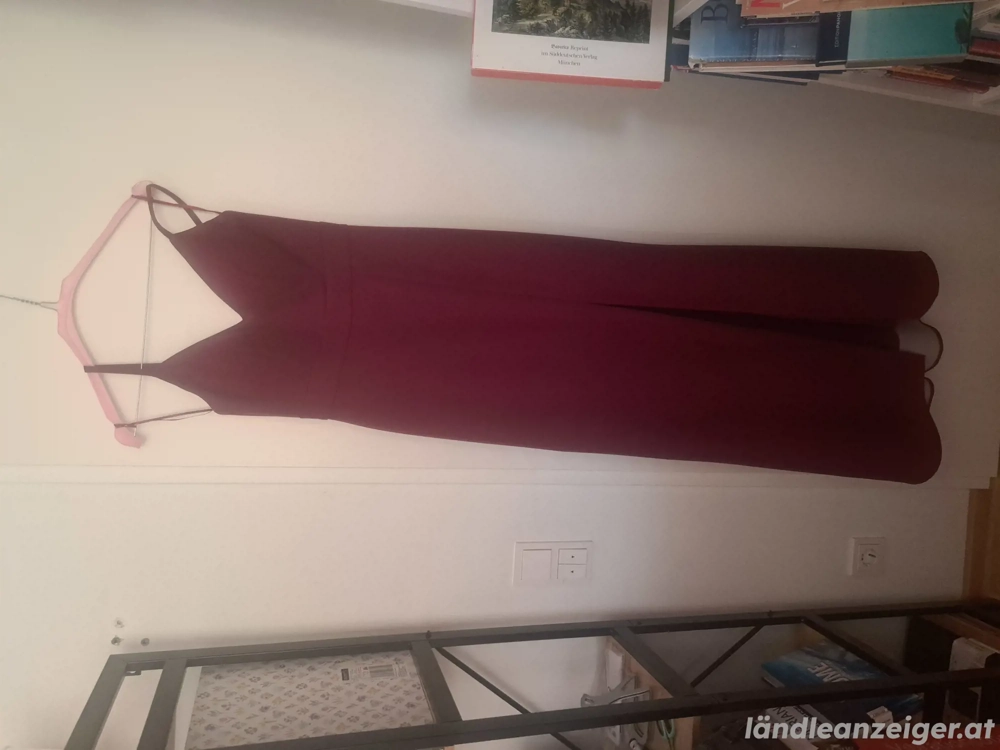 weinrote Ballkleid mit Blazer