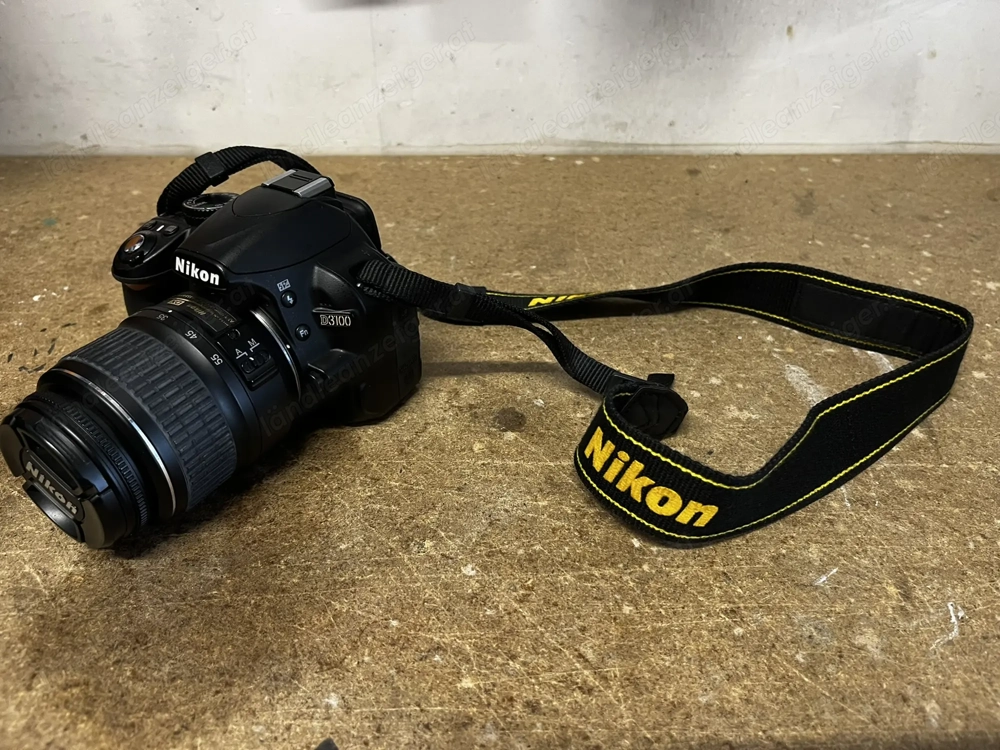 Nikon D3100 mit Objektiv und viel Zubehör