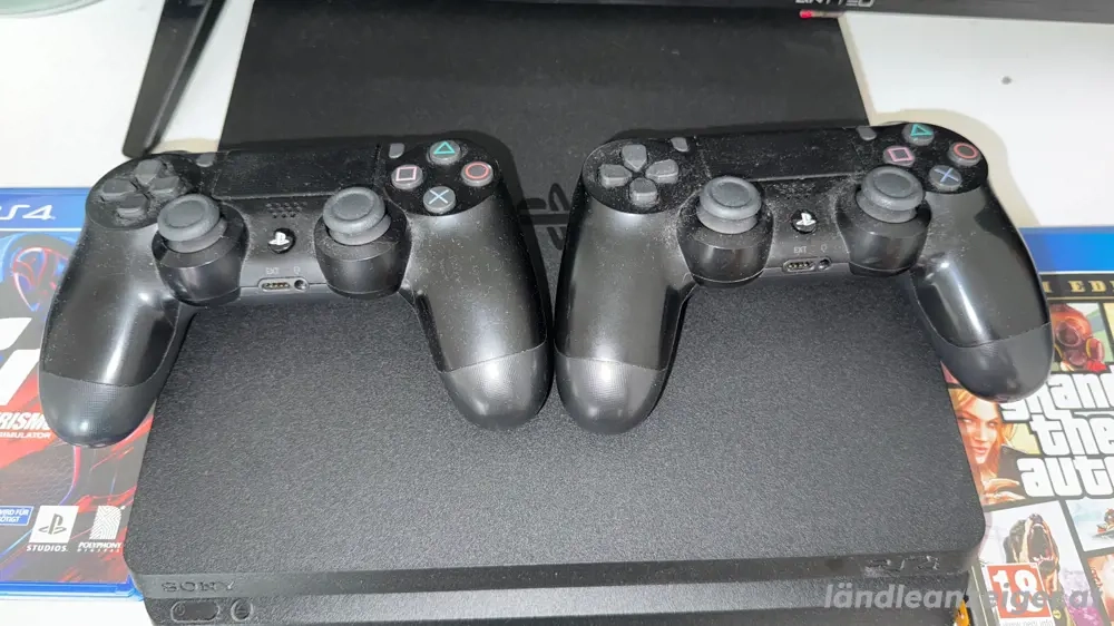 Playstation 4 mit zustätzlich 4 spielen