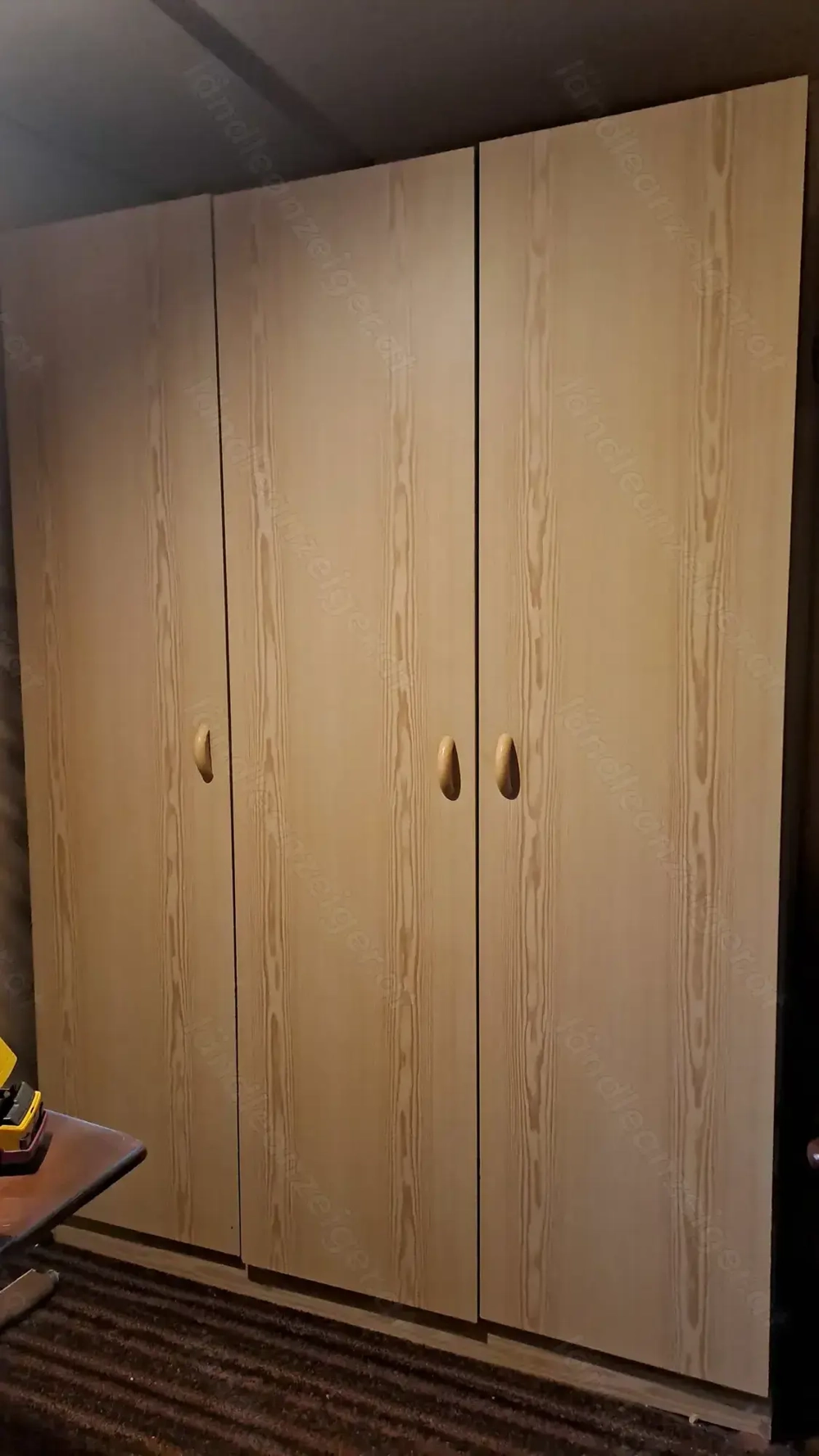 Kleiderschrank, dreiteilig zu verschenken