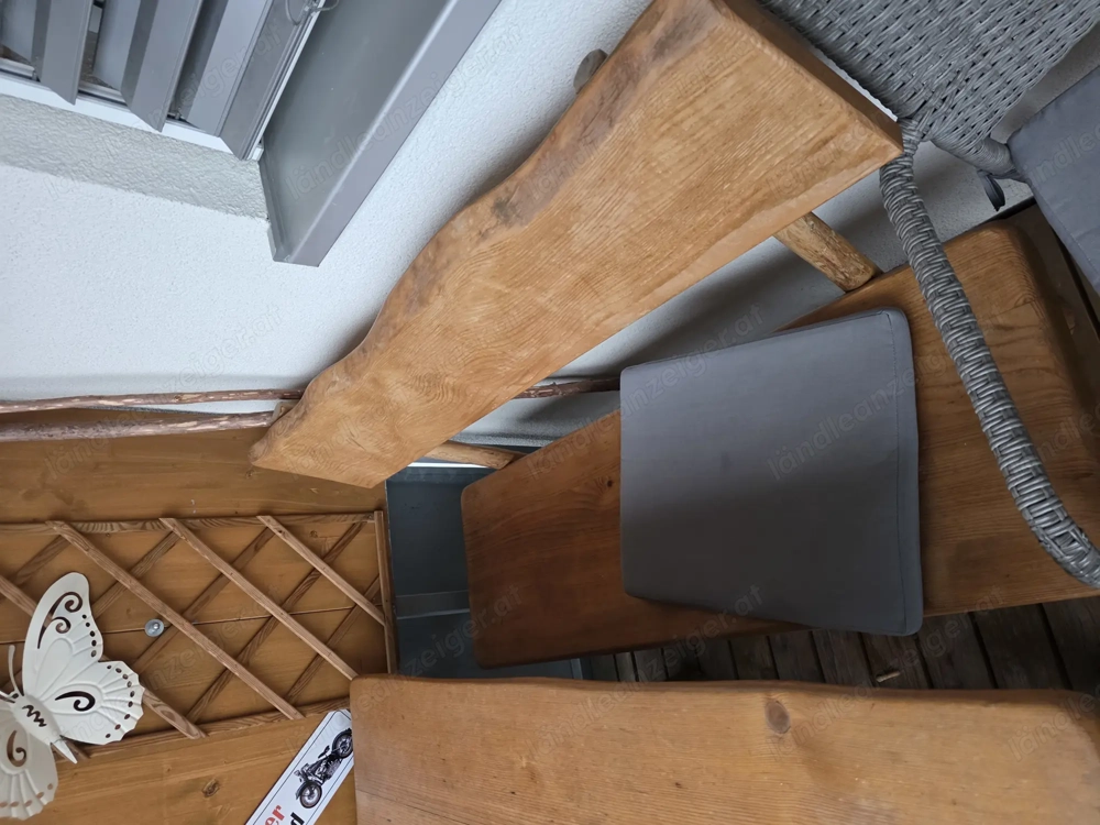 Gartentisch und die Bank dazu