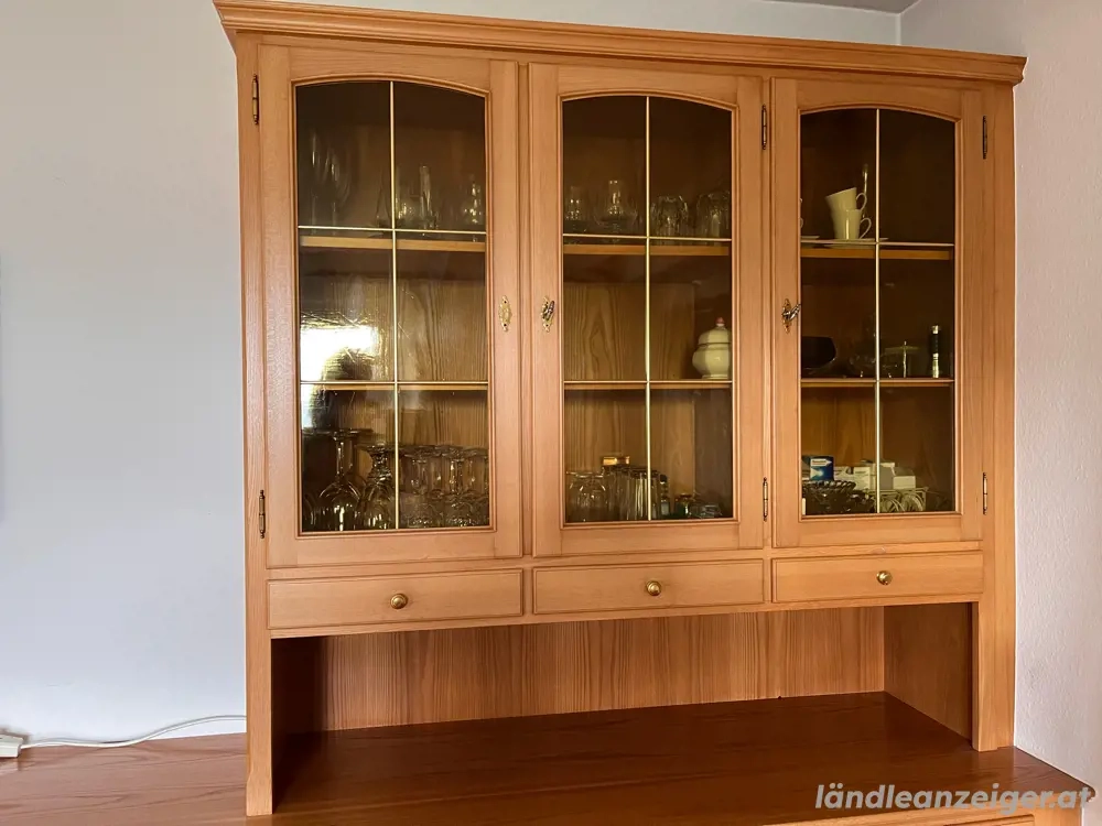 schöner Schrank, 2 Stühle, Tisch, Eckbank