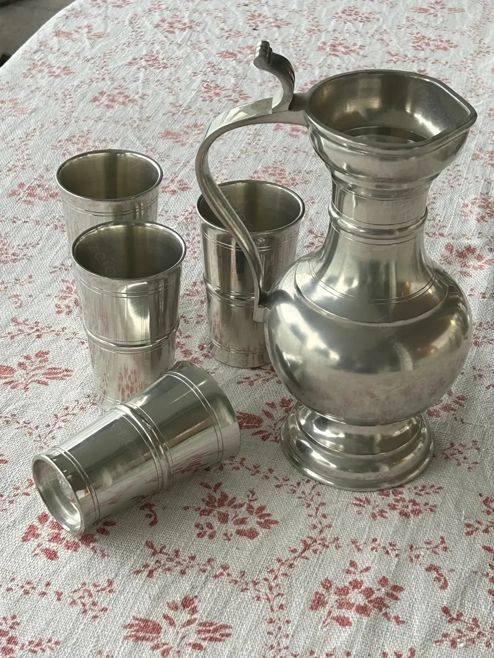 Becher und Krug Zinn