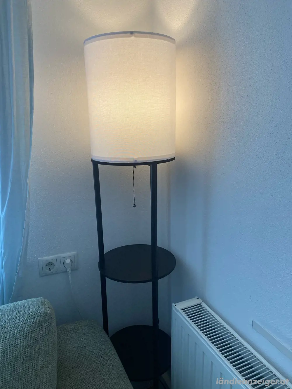 Stehlampe mit Regal