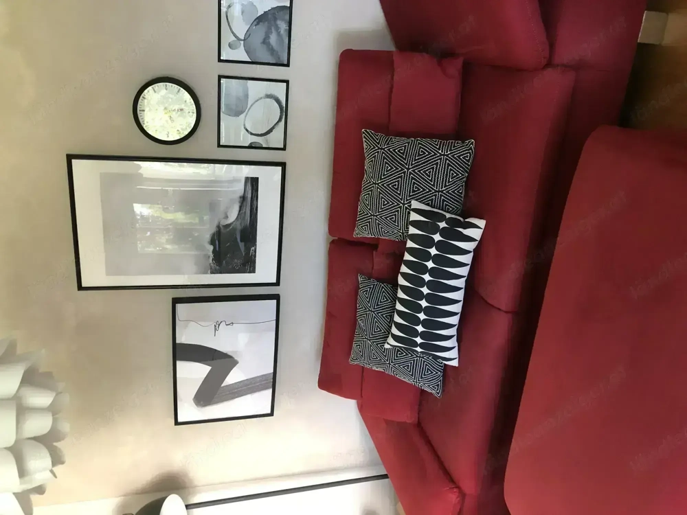 Rote Couch mit Polsterbank