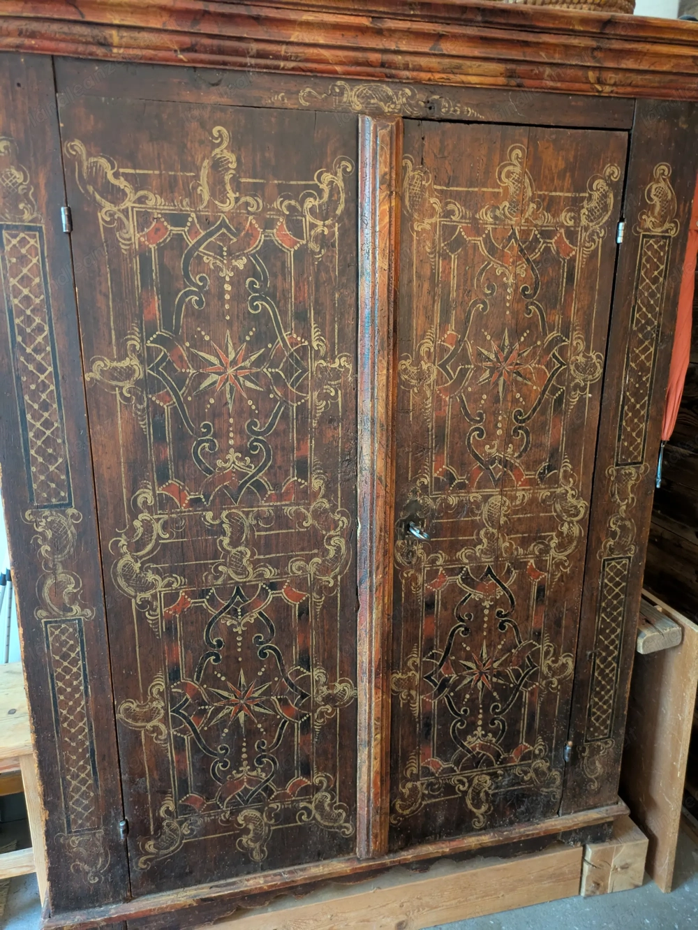 Bauernschrank, original bemalt 18.Jh.