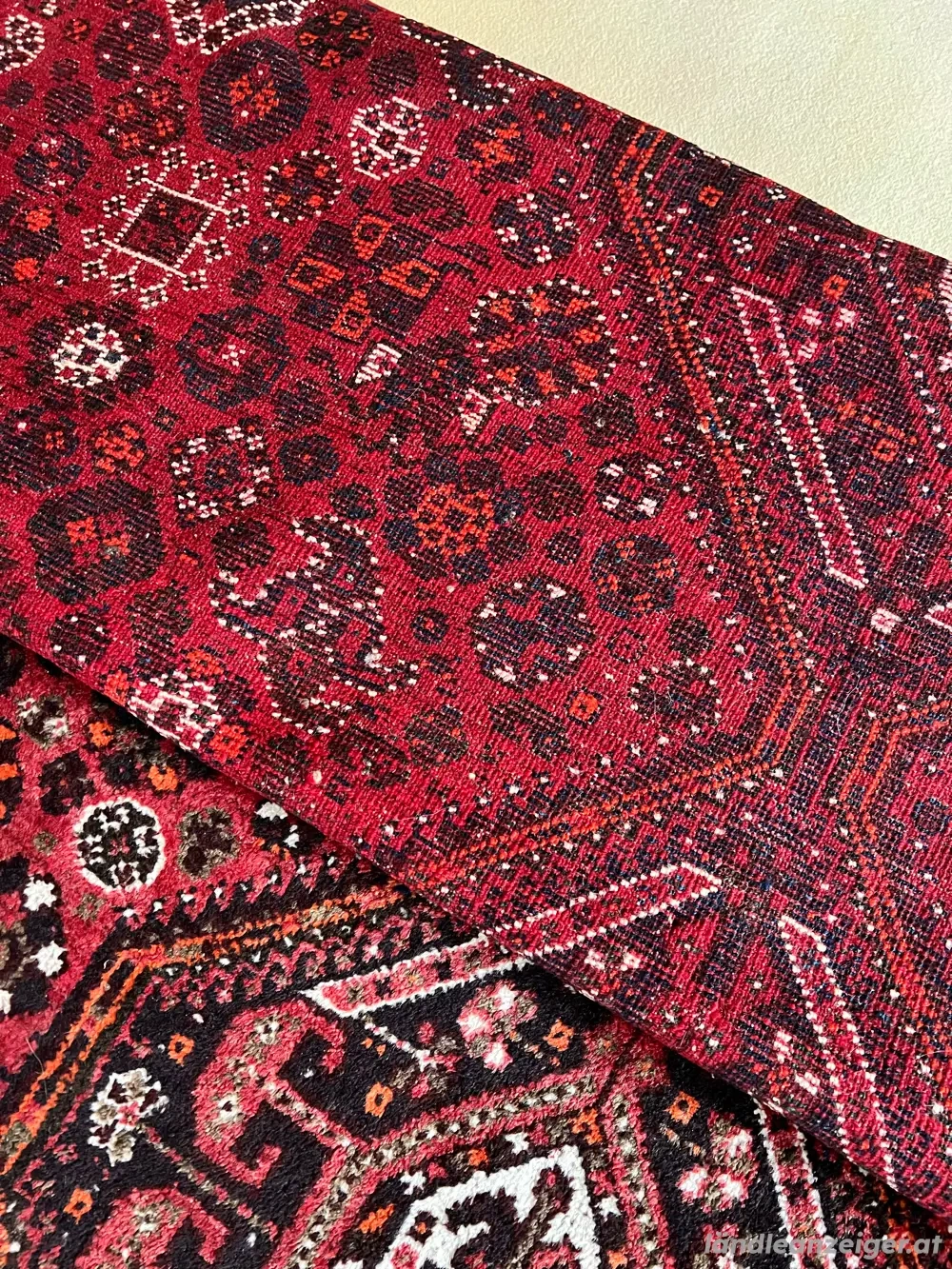 hochwertiger, geknüpfter Teppich