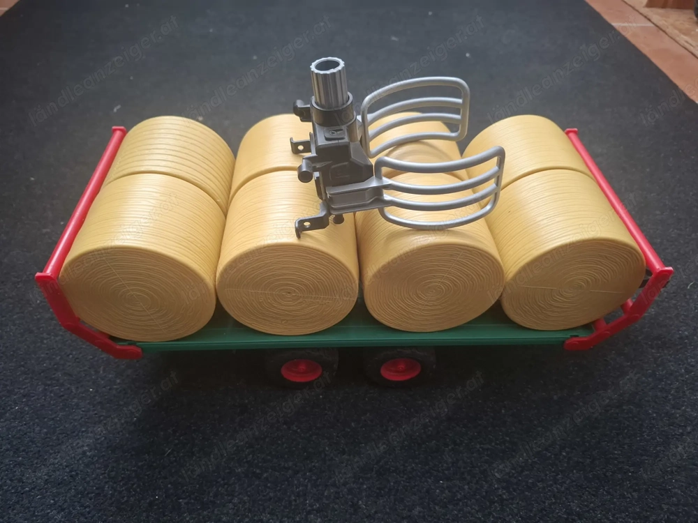 Ballenanhänger mit 8 Ballen + Zange